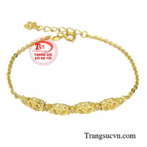 Lắc tay vàng độc đáo tươi trẻ và thời thượng giúp tôn vinh từng đường nét của đôi bàn tay xinh xắn.