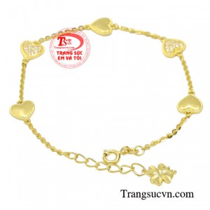 Hình ảnh trái tim luôn là cảm hứng sáng tạo trên các sản phẩm trang sức lấp lánh.