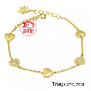Lắc tay vàng trái tim nữ tính hiện đang là mẫu lắc tay được những cô nàng theo phong cách Hàn Quốc ưa chuộng.
