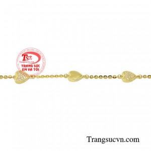 Chiếc lắc tay này sẽ giúp các nàng tôn lên nét đẹp tươi tắn, ngọt ngào, thu hút ánh nhìn của người đối diện.