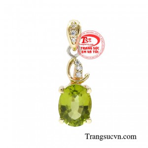 Mặt dây peridot ấn tượng làm tươi mới tủ đồ trang sức cho các chị em phụ nữ.