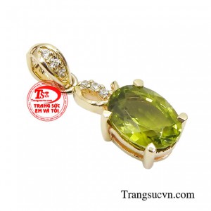Được chế tác từ vàng 14k kết hợp đá quý peridot giúp cho sản phẩm tôn vinh được giá trị của người phụ nữ.