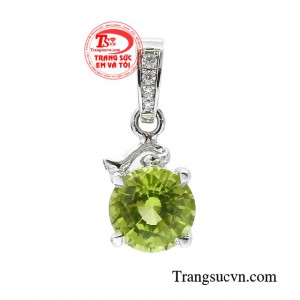 Mặt dây Peridot nữ thần là  món trang sức phong thủy giúp cho bạn có một vẻ đẹp quyến rũ, sang trọng. 