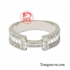 Chiếc nhẫn vàng trắng thiết kế tinh xảo phù hợp phong cách trẻ trung có thể kết hợp với nhiều kiểu trang phục.