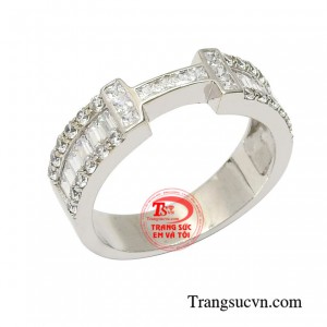 Nhẫn chữ H thời thượng tinh tế.