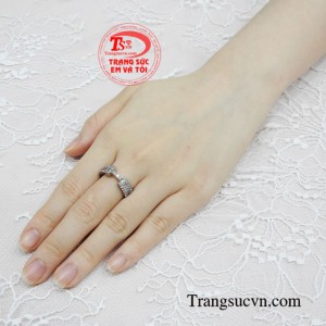 Nhẫn chữ H thời thượng.