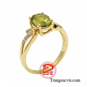 Nhẫn nữ peridot thanh tú mang đến vẻ đẹp rạng ngời tự tin cho phái nữ.