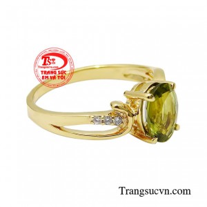 Điểm nhấn của sản phẩm chính là viên Peridot cao cấp chính giữa giúp người đeo toát lên vẻ kiêu kỳ, hấp dẫn.