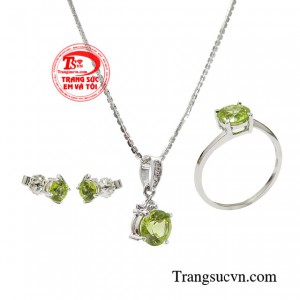 Bộ trang sức mang đến vẻ đẹp tươi mát tràn đầy năng lượng cho chị em phụ nữ.