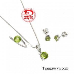 Với thiết kế đơn giản giúp bộ trang phục của bạn khi diện lên sẽ vô cùng tinh tế và hợp thời trang.