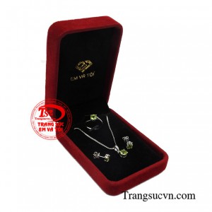 Trang sức bộ đá peridot đẹp là món quà hoàn hảo dành cho người thương vào những dịp đặc biệt.