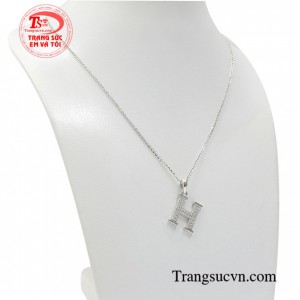 Trang sức luôn là phụ kiện không thể thiếu cho phái đẹp và bộ dây chuyền chữ H cũng không phải ngoại lệ
