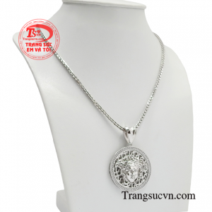 Bằng bàn tay khéo léo của mình các nhà chế tác đã tạo ra một sản phẩm vô cùng bắt mắt.