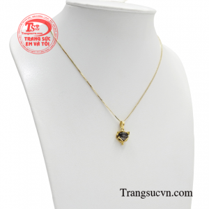 Một cô gái xinh đẹp cùng bộ dây chuyền lấp lánh sẽ giúp bạn tỏa sáng giữ đám đông.