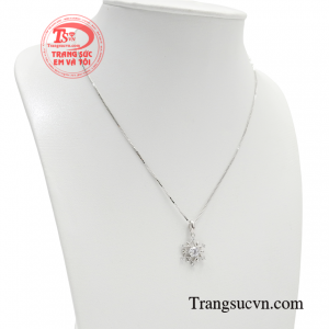 Với bộ sản phẩm này phái nữ có thể phối cùng những bộ cánh nữ tính toát lên nét yêu kiều và thanh thoát cho các cô gái.