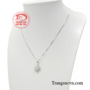 Bộ dây chuyền không giới hạn độ tuổi, tính cách, từ những cô nàng công sở đến những cô nàng cá tính.