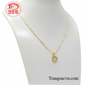 Bộ dây chuyền với thiết kế tinh xảo, tôn lên nét dịu dàng, nữ tính và quý phái cho các quý cô