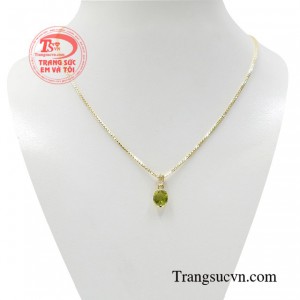 Bộ dây chuyền peridot tài lộc được tôn vinh là đá của mặt trời