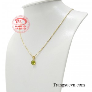 Peridot là loại đá kết hợp giữa màu vàng cao quý và màu xanh lục tràn đầy sức sống. 