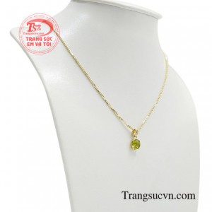 Điểm nhấn chính của bộ sản phẩm chính là viên peridot thiên nhiên cao cấp được rất nhiều người yêu thích. 