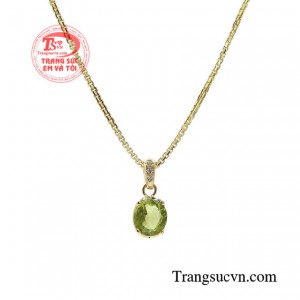 Người sở hữu bộ dây chuyền peridot sẽ luôn gặp may mắn trong cuộc sống. 