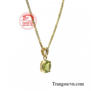 Trang sức Peridot rất thích hợp với người mệnh mộc và mệnh hỏa, đặc biệt là những người sinh tháng 8.