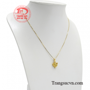 Bộ dây chuyền sẽ giúp bạn toát lên khí chất của một người phụ nữ quyến rũ và trưởng thành.
