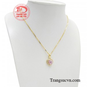 Bộ sản phẩm giúp tôn lên nét ngây thơ và trong sáng của các cô gái.