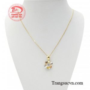 Bộ dây chuyền vàng ban mai được thiết kế một cách tỉ mỉ mang lại sự nhẹ nhàng, sang trọng và thanh lịch cho phái đẹp.