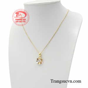 Khi diện món trang sức này các cô gái tỏa sáng như những đóa hoa kiêu sa mà lại dịu ngọt khiến bao người say mê.