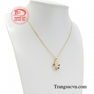 Bộ sản phẩm sẽ thật thích hợp khi phối cùng những bộ cánh thướt tha, thanh lịch.
