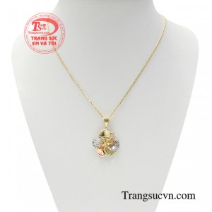 Bộ dây chuyền vàng kiêu sa với thiết kế bắt mắt giúp bạn nổi bật giữa đám đông.