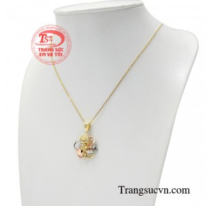 Bộ dây chuyền được kết hợp cùng mặt dây vàng kiêu sa và dây chuyền vàng 18k nhập khẩu italy đem đến trải nhiệm sang trọng, cao cấp cho người sử dụng.