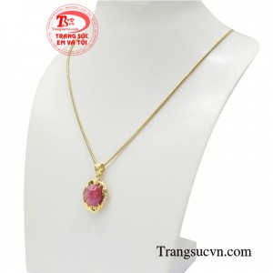Mặt dây gắn ruby thiên nhiên còn là viên đá của sự thịnh vượng, bình an và may mắn