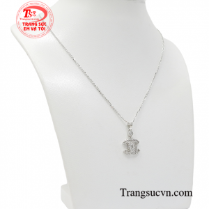 Sản phẩm là sự kết hợp độc đáo giữa dây chuyền vàng trắng cao cấp và mặt dây đính đá tinh xảo