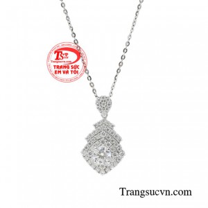 Khi đeo bộ mặt dây này phái đẹp sẽ trông rạng rỡ, trẻ trung và tươi tắn hơn