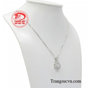 Bộ dây chuyền đã được những người thợ kim hoàn chế tác một cách tỉ mỉ và khéo léo tạo nên một sản phẩm tuyệt mỹ