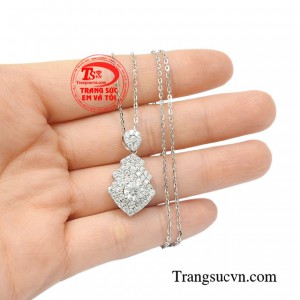 Bộ dây chuyền vàng trắng cũng là món quà ý nghĩa cho người thân và bạn bè.