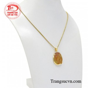 Bộ sản phẩm được chạm khắc tinh xảo trong từng đường nét toát lên được thần thái, đem lại ấn tượng cho người đeo.