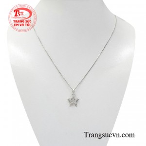 Bộ mặt dây chuyền vàng trắng toát lên vẻ đẹp đáng tự hào của người phụ nữ.