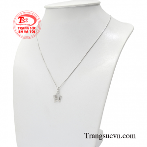 Bộ mặt dây này dễ dàng kết hợp cùng nhiều kiểu trang phục và phụ kiện tôn lên thần thái cho người đeo.