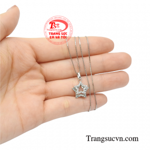 Bộ mặt dây chuyền vàng trắng đảm bảo chất lượng.