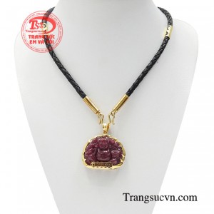 Bộ mặt dây di lặc tài lộc đường nét chạm khắc tinh xảo, kết hợp độc đáo giữa mặt phật Di Lặc ruby và dây cao su bọc vàng thời trang.