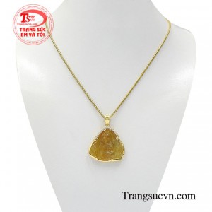 Bộ mặt dây đức mẹ sapphire là sự kết hợp hài hòa giữa mặt dây chuyền công giáo và dây chuyền vàng chất lượng.