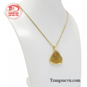 Đá sapphire không chỉ mang đến vẻ sang trọng và cao cấp còn đem lại may mắn về phong thủy cho người dùng.
