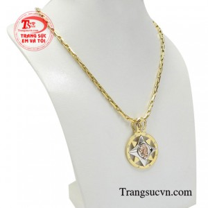 Bộ sản phẩm giúp phái mạnh mang đến vẻ cá tính pha trộn nét mạnh mẽ quyết đoán của một người đàn ông bản lĩnh dám đương đầu với thử thách.