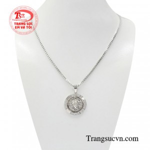 Bộ mặt dây nam thời thượng mang đến vẻ năng động pha trộn nét mạnh mẽ quyết đoán của một quý ông bản lĩnh.