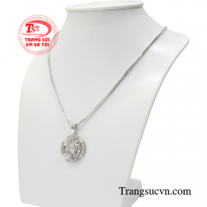 Bộ mặt dây này không chỉ hợp thời trang mà còn có thể kết hợp với nhiều kiểu trang phục khác nhau từ đi chơi hay đi làm.