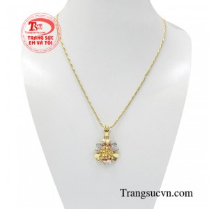 Bộ mặt dây nữ vàng kiểu cách luôn là xu hướng trang sức được các quý cô hiện đại vô cùng ưa chuộng.