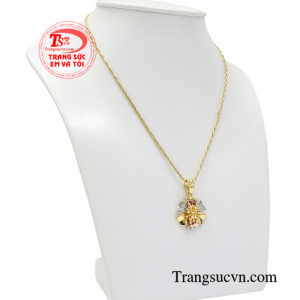 Bộ dây chuyền đã được những người thợ kim hoàn chế tác một cách tỉ mỉ và đường nét tinh tế tạo nên một sản phẩm tuyệt mỹ.